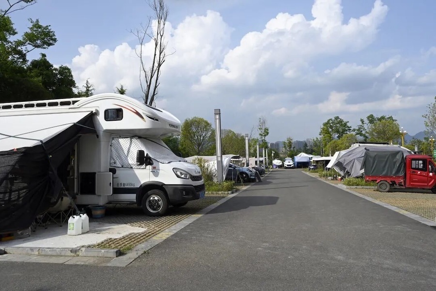 赤水源森林湖运动公园的露营基地(7月10日摄)。新华网发(镇雄县融媒体中心 供图)